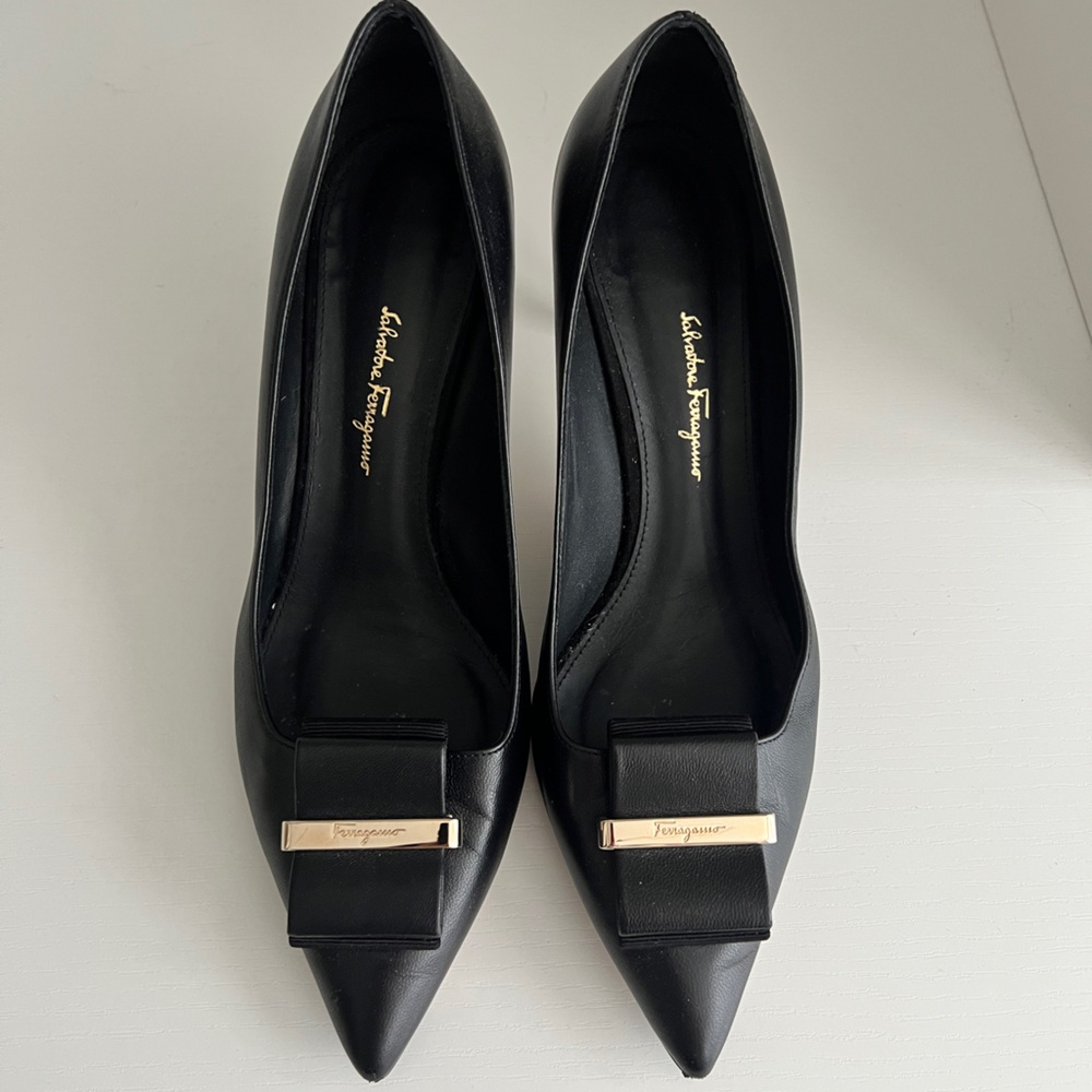 Salvatore Ferragamo Black Leather Bow Heels sz 9